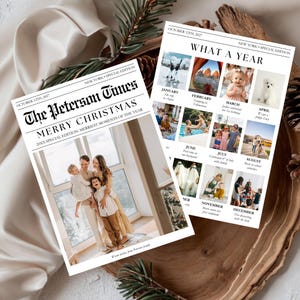 Puede incluir: Dos impresiones estilo peri&oacute;dico sobre una bandeja de madera. Una presenta una foto familiar con el titular "Merry Christmas". La otra muestra un collage de fotos titulado "What a Year", con im&aacute;genes de cada mes. Las impresiones est&aacute;n decoradas con agujas de pino.