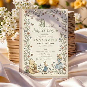 K&ouml;nnte beinhalten: Eine Babyparty-Einladung mit einem verspielten Design. Die Einladung tr&auml;gt den Text "Ein neues Kapitel beginnt" und enth&auml;lt Illustrationen von Winnie Puuh, Alice im Wunderland und anderen M&auml;rchenfiguren. Die Einladung ist von floralen Elementen umgeben.
