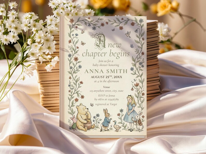 K&ouml;nnte beinhalten: Eine Babyparty-Einladung mit einem verspielten Design. Die Einladung tr&auml;gt den Text "Ein neues Kapitel beginnt" und enth&auml;lt Illustrationen von Winnie Puuh, Alice im Wunderland und anderen M&auml;rchenfiguren. Die Einladung ist von floralen Elementen umgeben.