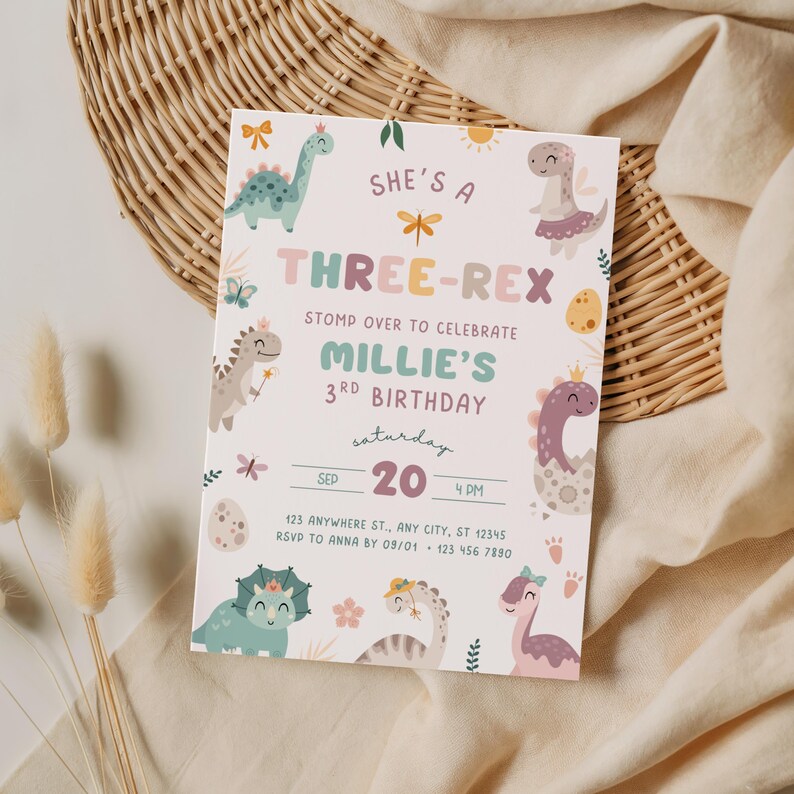 Pode incluir: Um convite de anivers&aacute;rio em tons pastel com ilustra&ccedil;&otilde;es de dinossauros. O texto diz "She's a Three-Rex" e anuncia o 3&ordm; anivers&aacute;rio de Millie em 20 de setembro &agrave;s 16h. O design inclui v&aacute;rios personagens de dinossauros e detalhes florais.