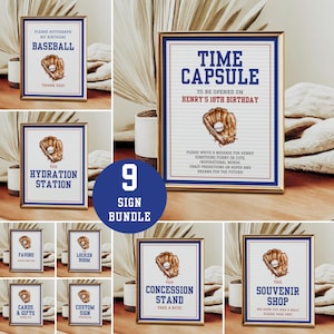 Op de afbeelding: Een set van negen bordjes met honkbalthema in gouden lijsten, met blauwe en rode tekst op wit gelinieerd papier. Elk bordje toont een illustratie van een honkbalhandschoen. De tekst bevat Time Capsule, Hydration Station, Favors en meer.