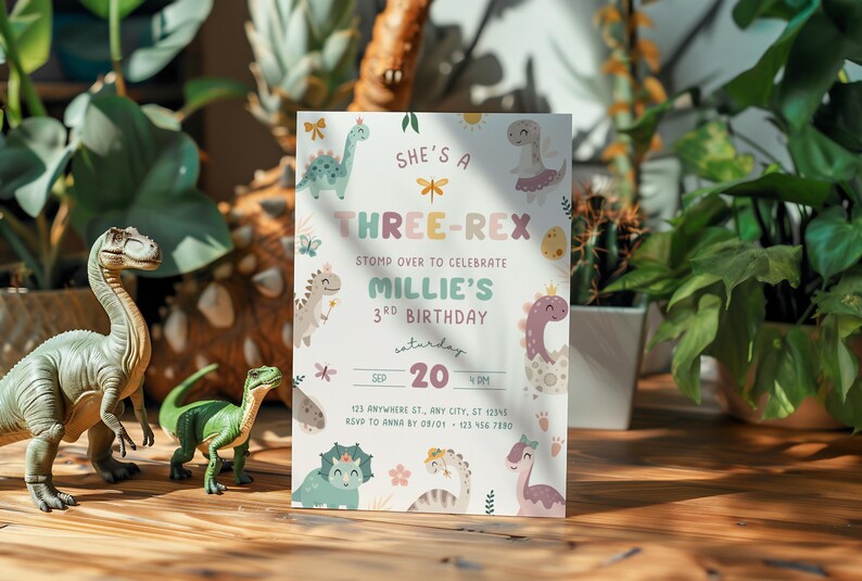 Pode incluir: Um convite de anivers&aacute;rio com tema de dinossauro. O convite diz "She's a Three-Rex" e celebra o 3&ordm; anivers&aacute;rio de Millie. O design apresenta dinossauros de desenho animado em cores pastel. Duas figuras de dinossauros est&atilde;o em primeiro plano.
