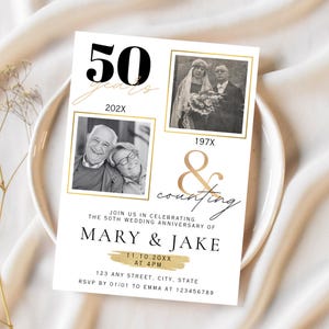 K&ouml;nnte beinhalten: Eine wei&szlig;e Einladungskarte zum 50. Hochzeitstag mit zwei gerahmten Schwarz-Wei&szlig;-Fotos des Paares. Die Karte enth&auml;lt den Text "50 Jahre" und "& counting", sowie die Namen "Mary & Jake" und die Veranstaltungsdetails.