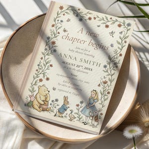 K&ouml;nnte beinhalten: Eine Babyparty-Einladung mit dem Text "A new chapter begins" und Details f&uuml;r Annas Smiths Party. Das Design zeigt Illustrationen von Winnie Puuh, Alice im Wunderland und anderen M&auml;rchenfiguren mit floralen Akzenten.