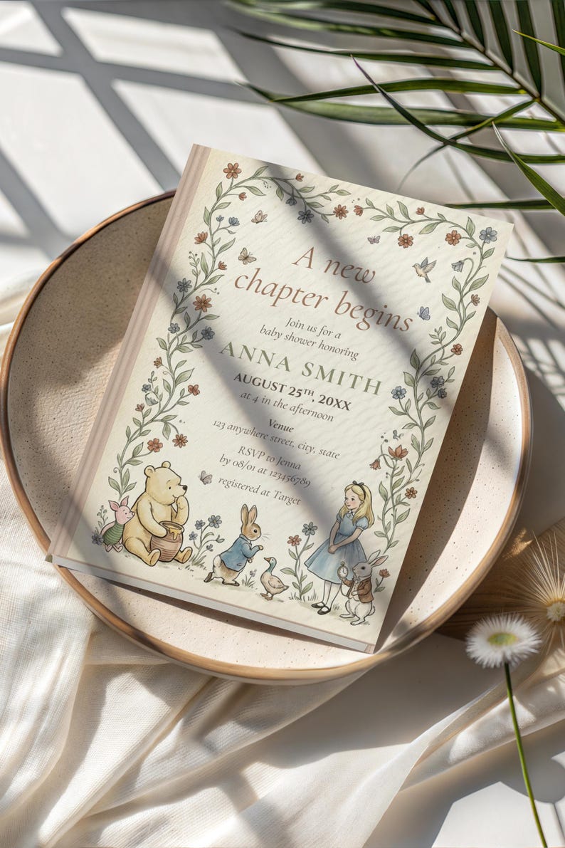 K&ouml;nnte beinhalten: Eine Babyparty-Einladung mit dem Text "A new chapter begins" und Details f&uuml;r Annas Smiths Party. Das Design zeigt Illustrationen von Winnie Puuh, Alice im Wunderland und anderen M&auml;rchenfiguren mit floralen Akzenten.