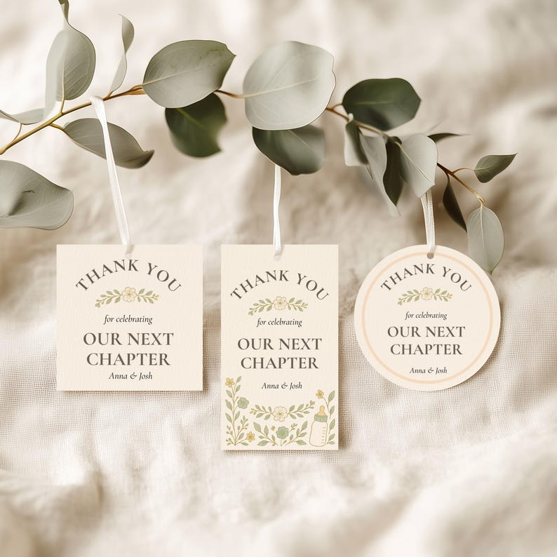 Puede incluir: Tres etiquetas de regalo color crema con el texto "THANK YOU for celebrating OUR NEXT CHAPTER" en una fuente serif. Las etiquetas son cuadradas, rectangulares y circulares, con ilustraciones florales y bot&aacute;nicas. Cada etiqueta est&aacute; atada con una cinta blanca.