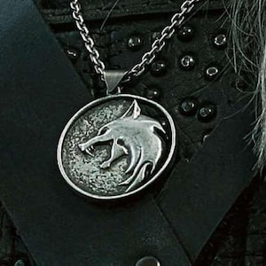 Medallón de cazador de monstruos, ficha de lobo plateado, collar de fantasía, emblema de portador de espada, colgante de ojo de bestia, símbolo mágico, baratija de aventura.