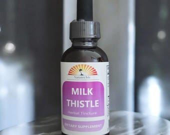 Pode incluir: Uma garrafa de vidro escuro de tintura de ervas de cardo mariano com um conta-gotas preto. O rótulo é roxo e branco com o texto "Milk Thistle" e "Suplemento dietético". A marca "Natures Isle" também é visível.