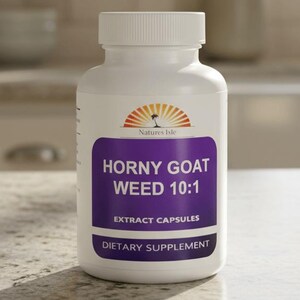 Könnte beinhalten: Eine weiße Flasche mit Nahrungsergänzungsmittelkapseln mit einem lila Etikett. Auf dem Etikett steht "HORNY GOAT WEED 10:1 EXTRACT CAPSULES" und "DIETARY SUPPLEMENT". Die Flasche hat einen weißen Deckel und die Marke "Natures Isle" ist sichtbar.
