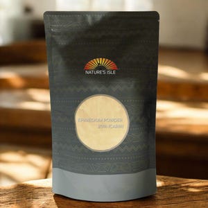 Può includere: Una busta grigio scuro con un motivo geometrico e la scritta "NATURE'S ISLE" sopra un'etichetta circolare. L'etichetta recita "EPIMEDIUM POWDER 20% ICARIIN". La busta è su una superficie di legno.