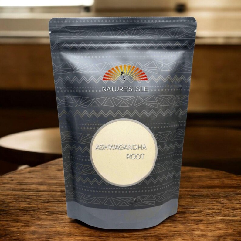 K&ouml;nnte beinhalten: Ein dunkelgrauer Beutel mit geometrischem Muster und dem Text "NATURE'S ISLE" und "ASHWAGANDHA ROOT". Das Logo zeigt eine Sonne und eine Palme. Der Beutel steht auf einer Holzoberfl&auml;che.