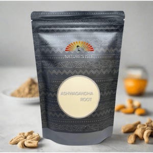 K&ouml;nnte beinhalten: Ein dunkelgrauer Beutel mit Ashwagandha-Wurzelpulver und dem Nature's Isle-Logo. Der Beutel ist mit einem geometrischen Muster verziert. Ashwagandha-Wurzelst&uuml;cke und -Pulver sind im Hintergrund zu sehen.