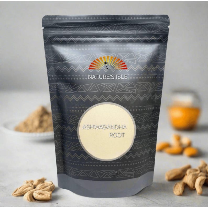 K&ouml;nnte beinhalten: Ein dunkelgrauer Beutel mit Ashwagandha-Wurzelpulver und dem Nature's Isle-Logo. Der Beutel ist mit einem geometrischen Muster verziert. Ashwagandha-Wurzelst&uuml;cke und -Pulver sind im Hintergrund zu sehen.