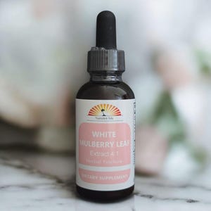 Könnte beinhalten: Eine dunkle Glasflasche mit schwarzer Pipette und weiß-rosa Etikett. Auf dem Etikett steht "WHITE MULBERRY LEAF Extract 4:1 Herbal Tincture DIETARY SUPPLEMENT". Die Flasche enthält eine Flüssigkeit und ist wahrscheinlich ein Nahrungsergänzungsmittel.
