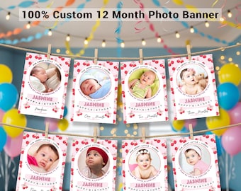 Pode incluir: Um banner fotográfico personalizado de 12 meses com o nome "Jasmine" e "Feliz Aniversário" impressos em cada cartão. Cada cartão apresenta uma foto do bebê e o mês. O banner é decorado com desenhos de cerejas e flores.