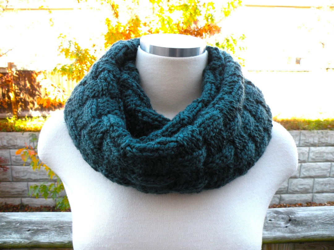 Vintage-Inspired Green Wool Scarf Cozy Soft Chunky Knit