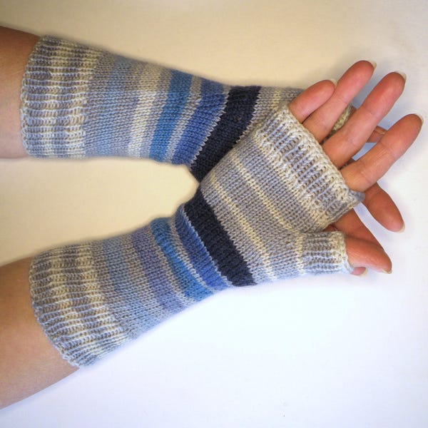 Mitaines en laine mérinos tricotées à la main : manchettes rayées bleu-gris