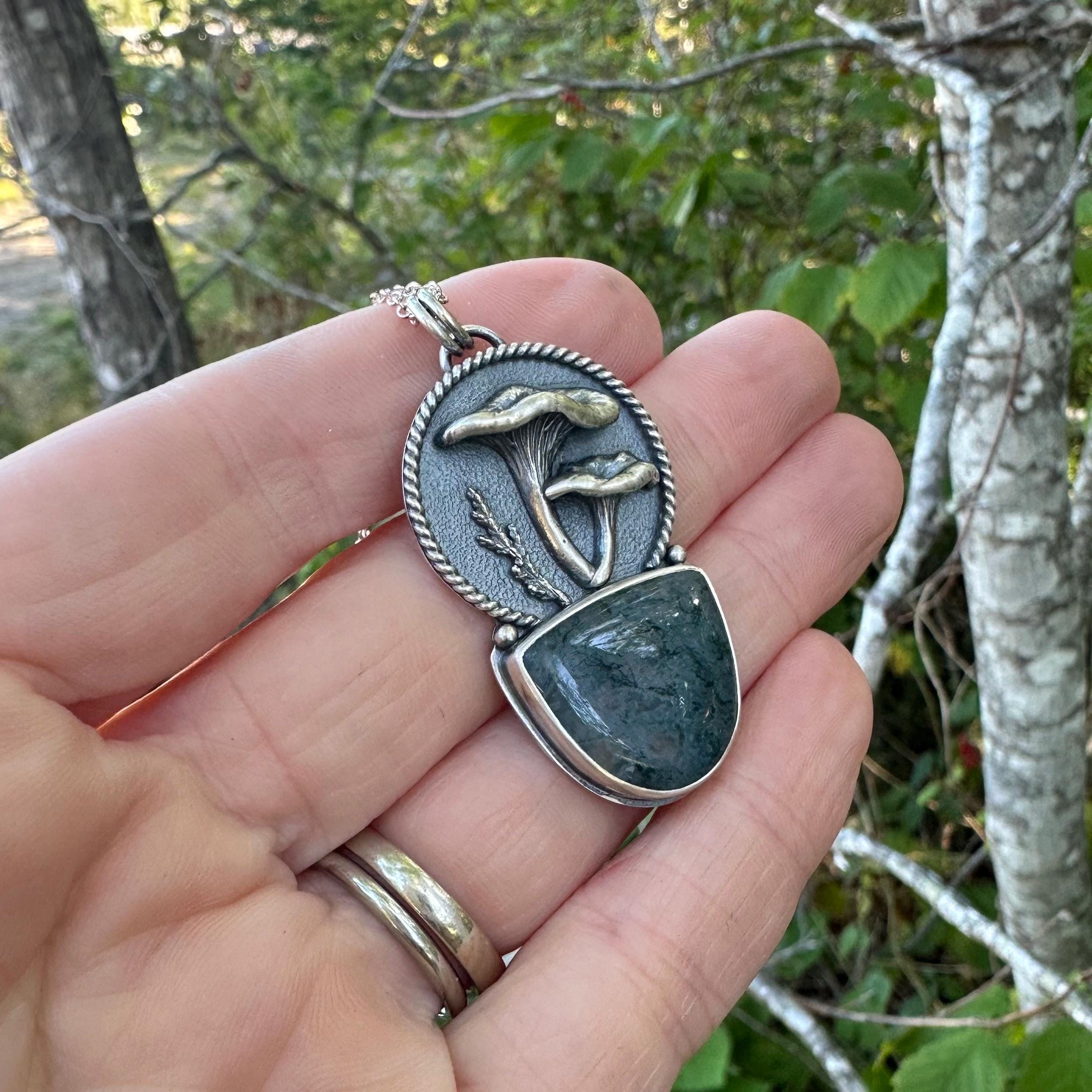 Ciondolo in argento sterling con pietra di agata muschiata e funghi! (Disponibili opzioni di lunghezza della catena) - Italia