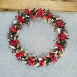 Handgemachter Wandkranz mit Trockenblumen in rot Farbtönen, ideal als Wohnzimmer-Dekoration oder Geschenk – CraftyVonCristina.