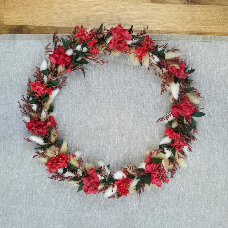 Handgemachter Wandkranz mit Trockenblumen in rot Farbtönen, ideal als Wohnzimmer-Dekoration oder Geschenk – CraftyVonCristina.