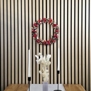 Personalisierter Türkranz mit Trockenblumen und individuellem Holzschild mit Familiennamen, handgefertigt von CraftyVonCristina.