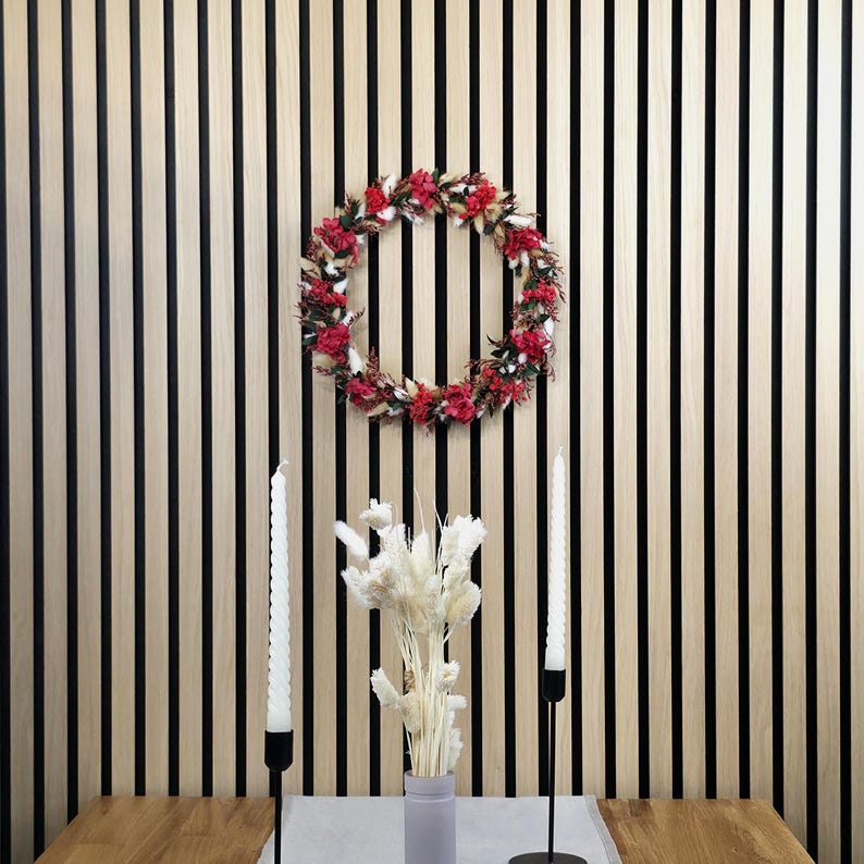 Personalisierter Türkranz mit Trockenblumen und individuellem Holzschild mit Familiennamen, handgefertigt von CraftyVonCristina.