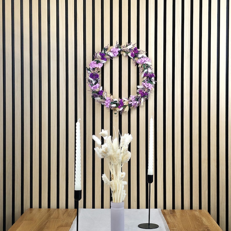 Personalisierter Türkranz mit Trockenblumen und individuellem Holzschild mit Familiennamen, handgefertigt von CraftyVonCristina.