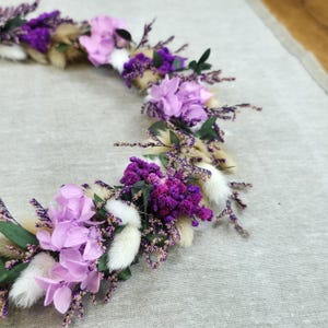 Nahaufnahme eines hochwertigen Türkranzes mit Trockenblumen und liebevollen Details, hergestellt von CraftyVonCristina.