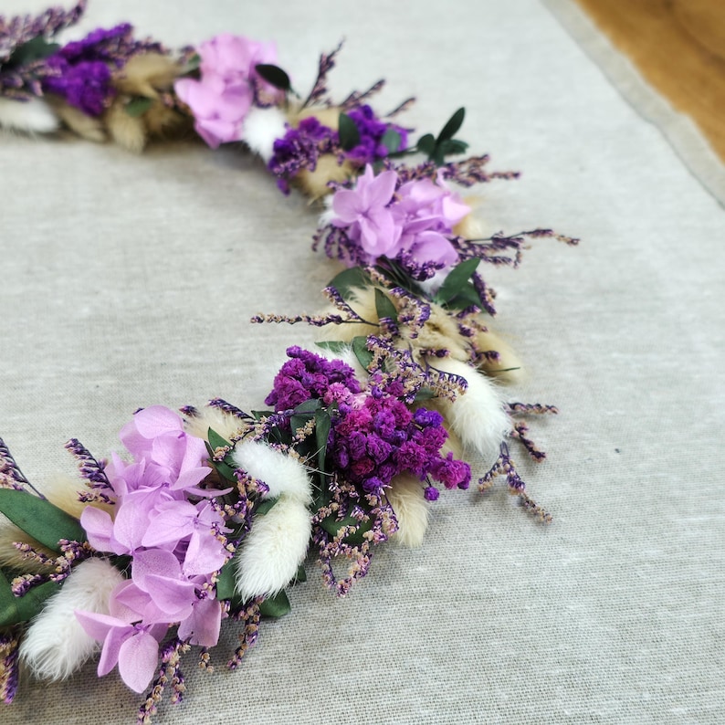Nahaufnahme eines hochwertigen Türkranzes mit Trockenblumen und liebevollen Details, hergestellt von CraftyVonCristina.
