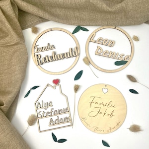 Beispiele personalisierter Holzschilder für Türkränze – ideal für Familien, Paare oder Geschenke, handgefertigt von CraftyVonCristina.