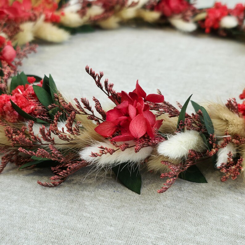 Nahaufnahme eines hochwertigen Türkranzes mit Trockenblumen und liebevollen Details, hergestellt von CraftyVonCristina.