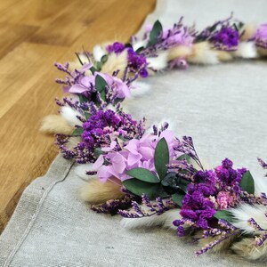 Nahaufnahme eines hochwertigen Türkranzes mit Trockenblumen und liebevollen Details, hergestellt von CraftyVonCristina.