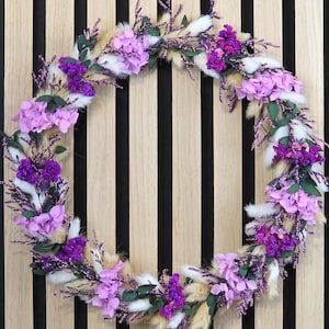 Eleganter, handgemachter Türkranz in Lila-Tönen aus Trockenblumen, ideale Dekoration für die Haustür – von CraftyVonCristina.
