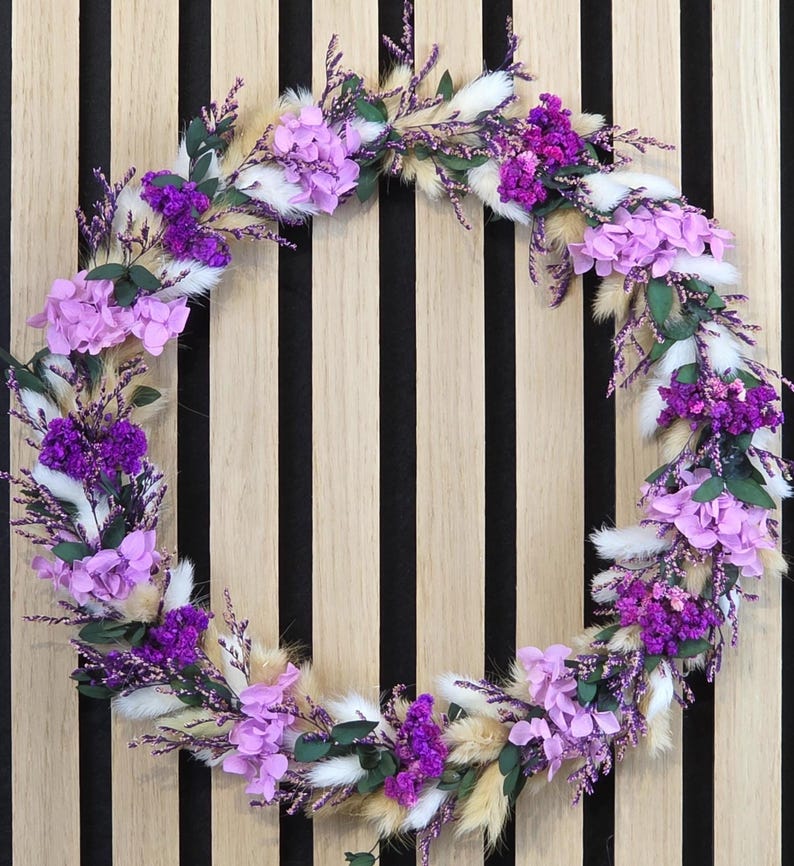 Eleganter, handgemachter Türkranz in Lila-Tönen aus Trockenblumen, ideale Dekoration für die Haustür – von CraftyVonCristina.