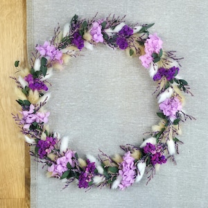 Handgemachter Wandkranz mit Trockenblumen in lila Farbtönen, ideal als Wohnzimmer-Dekoration oder Geschenk – CraftyVonCristina.