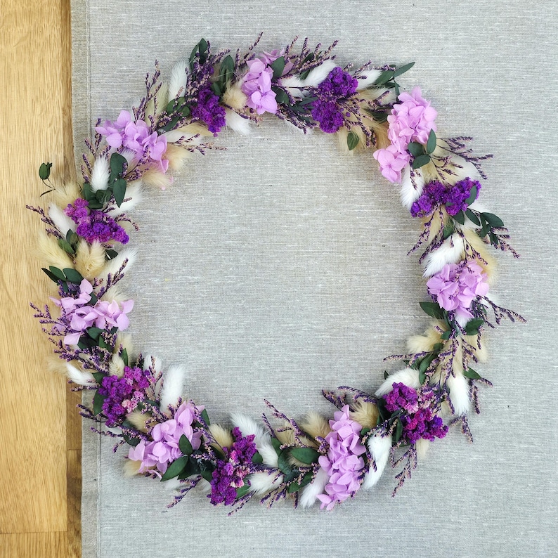 Handgemachter Wandkranz mit Trockenblumen in lila Farbtönen, ideal als Wohnzimmer-Dekoration oder Geschenk – CraftyVonCristina.