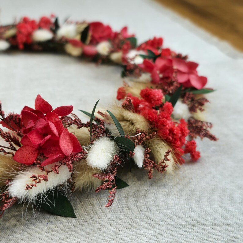 Nahaufnahme eines hochwertigen Türkranzes mit Trockenblumen und liebevollen Details, hergestellt von CraftyVonCristina.