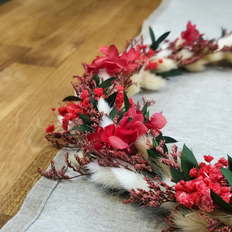 Nahaufnahme eines hochwertigen Türkranzes mit Trockenblumen und liebevollen Details, hergestellt von CraftyVonCristina.