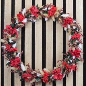 Eleganter, handgemachter Türkranz in Rot-Tönen aus Trockenblumen, ideale Dekoration für die Haustür – von CraftyVonCristina.