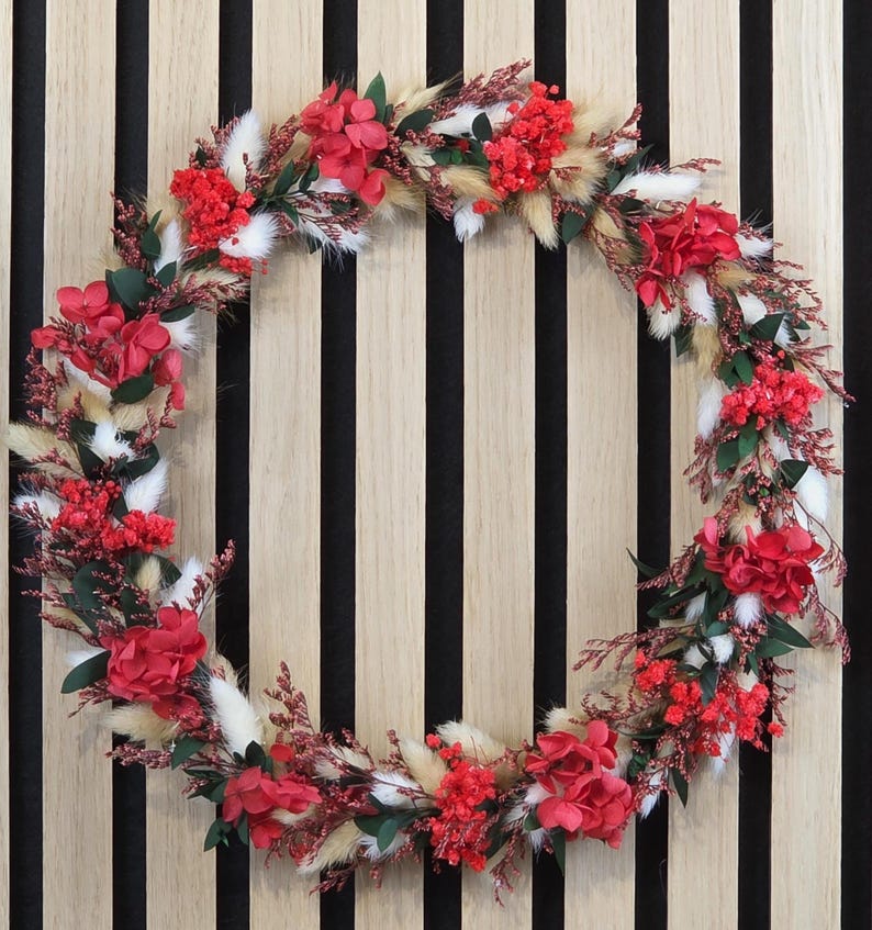 Eleganter, handgemachter Türkranz in Rot-Tönen aus Trockenblumen, ideale Dekoration für die Haustür – von CraftyVonCristina.