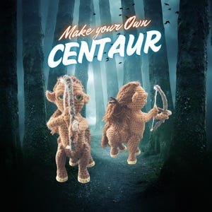 Peut inclure: Deux figurines de centaures en crochet dans un décor de forêt brumeuse. Les centaures sont bruns et ont des arcs et des flèches. Le texte "Make your own CENTAUR" est en haut de l'image.