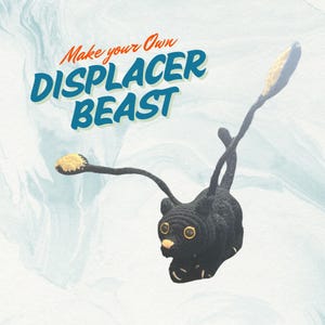 Peut inclure: Un jouet en crochet noir avec de longues queues à bouts jaunes. Le jouet a la forme d'un chat avec de grands yeux ronds. Le texte "Make your own DISPLACER BEAST" est écrit dans une police de caractères rétro au-dessus du jouet.