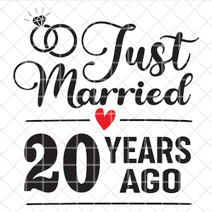 Peut inclure: Graphique noir et blanc avec les mots "Just Married" et "20 Years Ago". Un cœur rouge est entre les mots. Au-dessus des mots se trouve une bague de fiançailles. Le graphique est un fichier numérique.