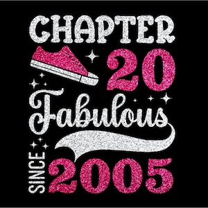 Könnte beinhalten: Schwarzes Grafikdesign mit dem Text "CHAPTER 20 Fabulous Since 2005". Das Design beinhaltet einen pinkfarbenen Glitzer-Sneaker, die Zahl 20 und das Wort "Fabulous" in silbernem Glitzer.