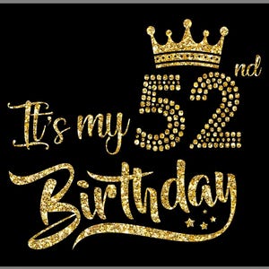 Könnte beinhalten: Digitales Grafikdesign mit dem Text "It's my 52nd Birthday" in goldener Glitzer-Schrift auf schwarzem Hintergrund. Über der Zahl 52 befindet sich eine goldene Krone. Das Bild enthält auch den Text "SVG - DXF - EPS - PNG - JPG" und "Digitaler Sofort-Download".