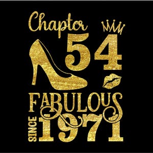 Puede incluir: Un diseño digital sobre fondo negro con texto dorado brillante. El diseño incluye las palabras "Chapter 54 Fabulous Since 1971", un tacón alto, una corona y un par de labios. Los formatos de archivo son SVG, DXF, EPS y PNG.