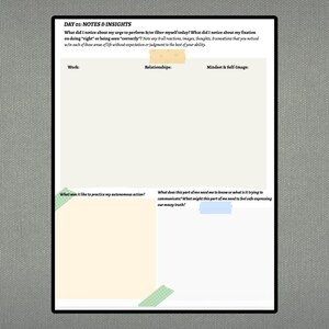 K&ouml;nnte beinhalten: Eine wei&szlig;e Journalseite mit der &Uuml;berschrift "DAY 01: NOTES & INSIGHTS". Die Seite ist in Abschnitte f&uuml;r Notizen zu Arbeit, Beziehungen und Denkweise unterteilt. Farbige Haftnotizen und Klebeband werden verwendet, um Abschnitte hervorzuheben.