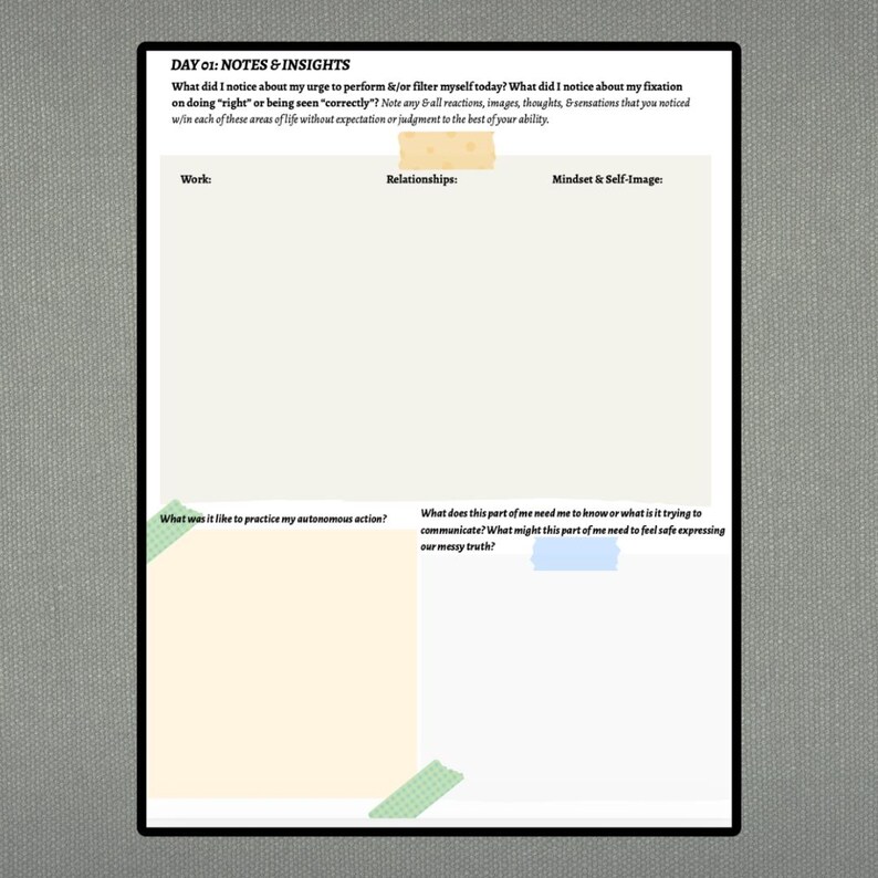 K&ouml;nnte beinhalten: Eine wei&szlig;e Journalseite mit der &Uuml;berschrift "DAY 01: NOTES & INSIGHTS". Die Seite ist in Abschnitte f&uuml;r Notizen zu Arbeit, Beziehungen und Denkweise unterteilt. Farbige Haftnotizen und Klebeband werden verwendet, um Abschnitte hervorzuheben.