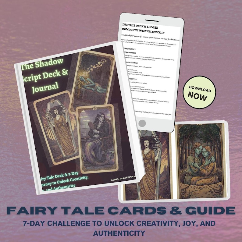 K&ouml;nnte beinhalten: Das Shadow Script Deck & Journal, ein M&auml;rchenkartenset und -f&uuml;hrer. Das Bild zeigt das Deck, das Journal und ein Smartphone, das das interne Check-in-Protokoll anzeigt. Die Karten zeigen Illustrationen von Figuren in einer Fantasiewelt. Der Text lautet "Fairy Tale Cards & Guide".