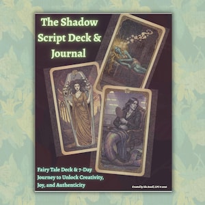 K&ouml;nnte beinhalten: Ein Kartenspiel und ein Journal mit dem Titel "The Shadow Script Deck & Journal" mit drei Tarotkarten-Illustrationen. Die Karten zeigen Bilder einer Frau in einem Sarg, einer Meerjungfrau und einer Frau mit leuchtendem Licht. Der Text lautet "Fairy Tale Deck & 7-Day Journey to Unlock Creativity, Joy, and Authenticity."